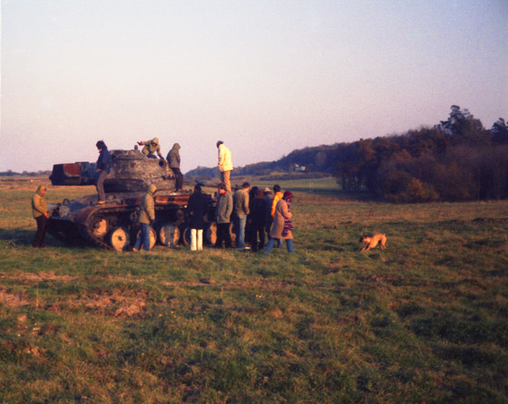 (13)-15-80-01-Nr-025-Truppe auf Panzer-2-560 (13)-15-80-01-Nr-025-Truppe auf Panzer-2-560