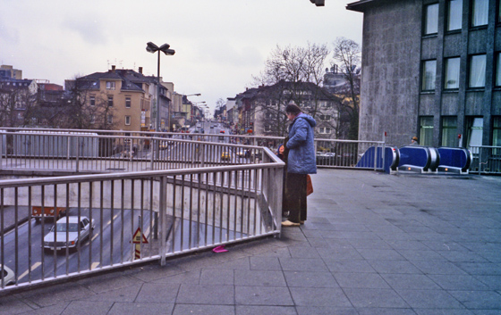 83-6-0007-E-Klo mit Blick auf Frankfurter Straße-560 83-6-0007-E-Klo mit Blick auf Frankfurter Straße-560