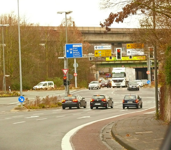 P1050584-Robert-Sommer-Straße-Abzweig zum Gießener Ring-560 P1050584-Robert-Sommer-Straße-Abzweig zum Gießener Ring-560