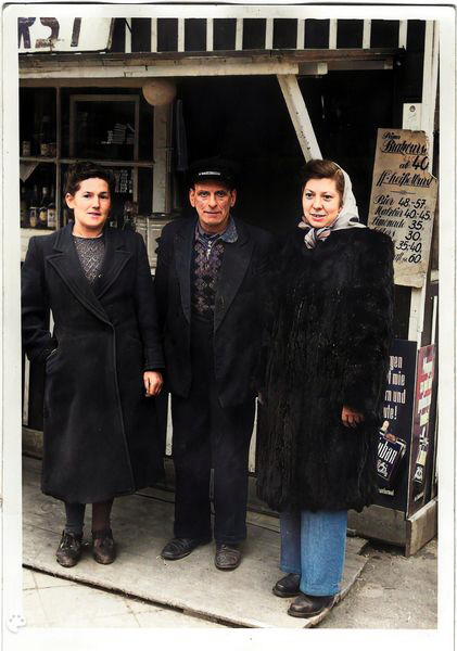 53-Wurstbudchen-11__meine_Mutter___Ed__Frau_Hockel_Vance-Colorized_cr-H600 53-Wurstbudchen-11__meine_Mutter___Ed__Frau_Hockel_Vance-Colorized_cr-H600