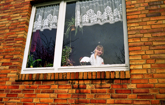 93-img509-Kila 1993 - Kind am Fenster, sharpen, pse7, color5-560 93-img509-Kila 1993 - Kind am Fenster, sharpen, pse7, color5-560